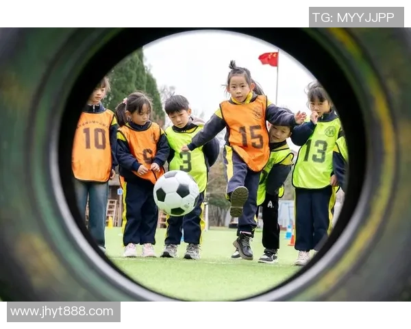 在家中踢足球的乐趣与技巧分享让孩子们爱上运动的秘密 在家中踢足球的乐趣与技巧分享让孩子们爱上运动的秘密