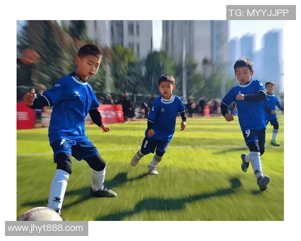 李华在绿茵场上的奋斗与成长:从踢足球的小子到校园明星的励志故事 李华在绿茵场上的奋斗与成长:从踢足球的小子到校园明星的励志故事